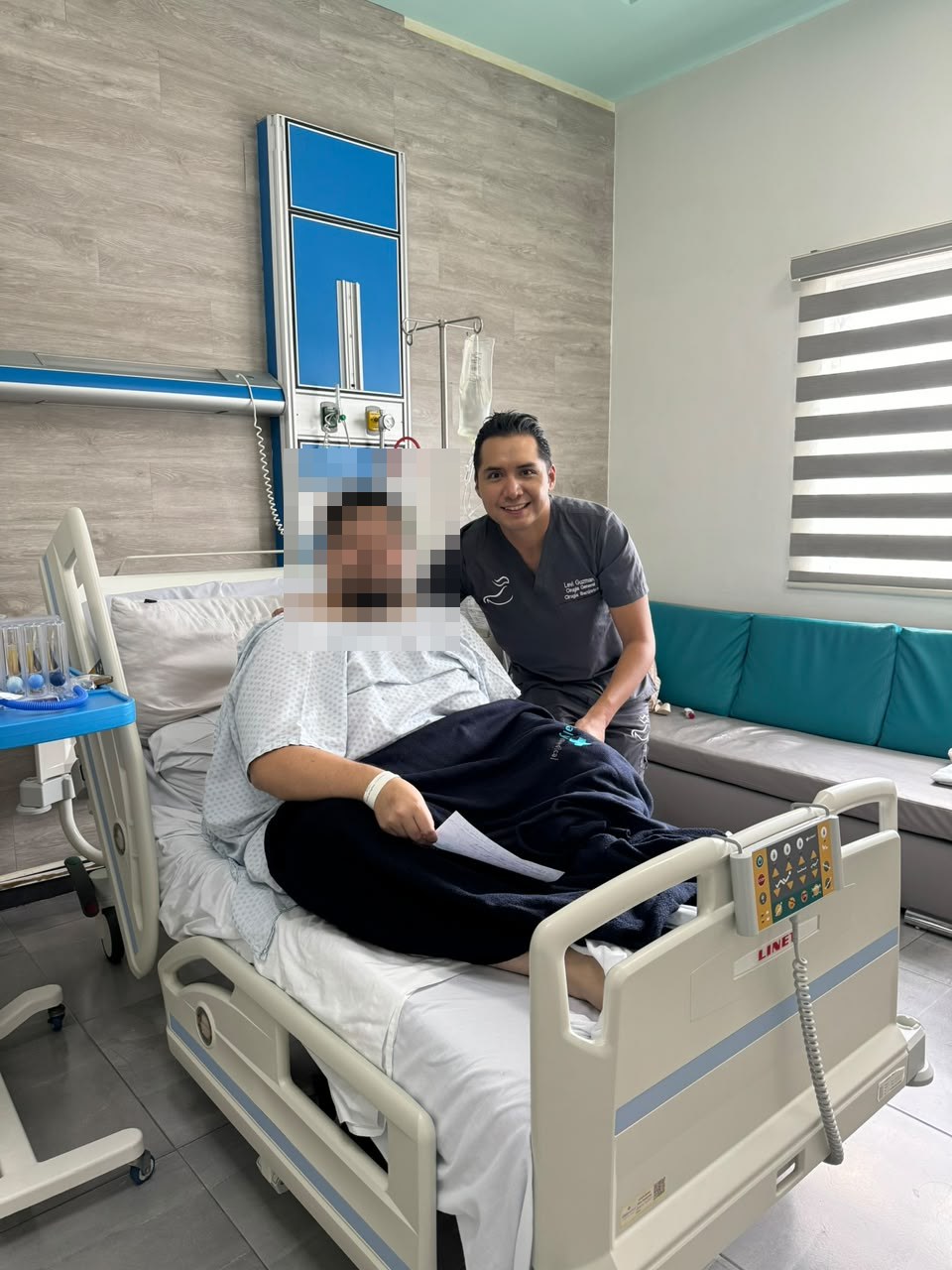 Dr. Levi Guzmán acompañando a un paciente tras su cirugía bariátrica en Querétaro