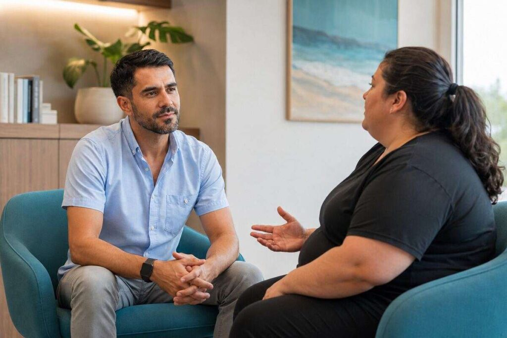 Doctor psicólogo orientando a una paciente sobre psicología bariátrica
